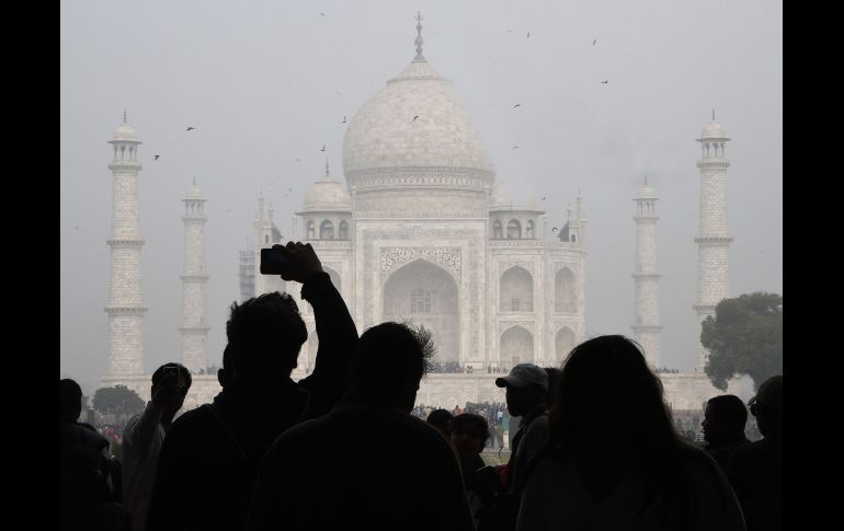 Visitantes fotografían el Taj Mahal en Angra. La India limitará a 40 mil el número de visitantes diarios al sitio , como medida para preservar su monumento más famoso. AFP/D. Faget
