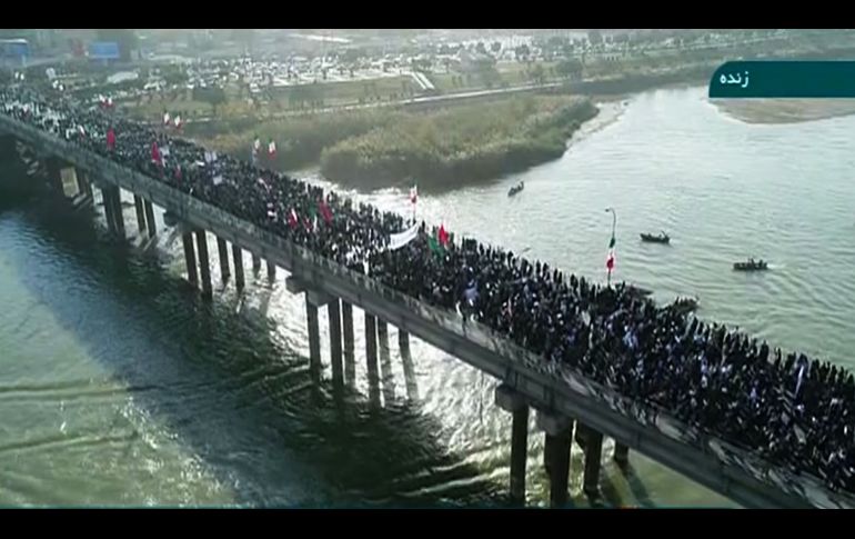 Una toma del canal de televisión oficial iraní muestra a manifestantes a favor del gobierno en Ahvaz, Irán. Miles de personas salieron para manifestar su apoyo al régimen y condenar los protestas de los últimos días. AFP/IRINN