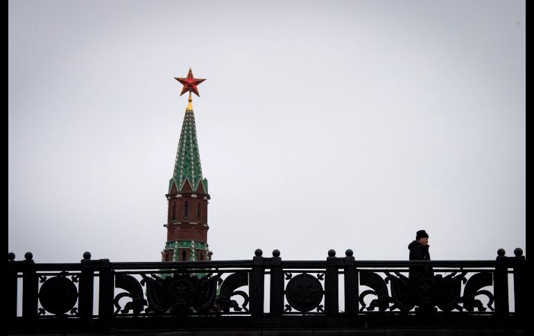 Un adorno navideño se ve sobre la torre Spasskaya del Kremlin, en el centro de Moscú. Rusia celebra la Navidad ortodoxa el 7 de enero. AFP/Y. Kadobnov