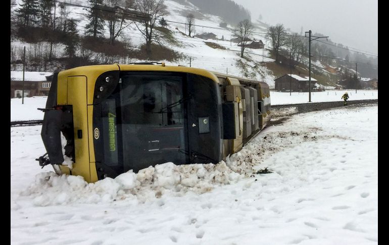 Un vagón de un tren descarriló por los potentes vientos en Lenk, Suiza. Ocho personas resultaron heridas en el accidente.