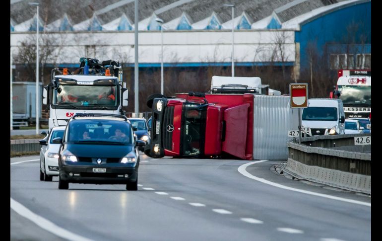 Un camión se volcó sobre la autopista entre Oensingen y Niederbipp, en Suiza.