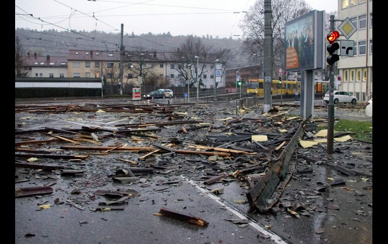 Escombros de un techo quedaron en una calle de Stuttgart, al suroeste de Alemania. El servicio alemán de meteorología advirtió de tormentas breves acompañadas de ráfagas y vientos huracanados que podrían seguir superando hasta los 120 km/h.