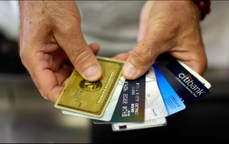 Aseguran que los instrumentos financieros como las tarjetas de crédito sólo arriesgan la estabilidad económica de las familias en esta temporada. AFP / ARCHIVO