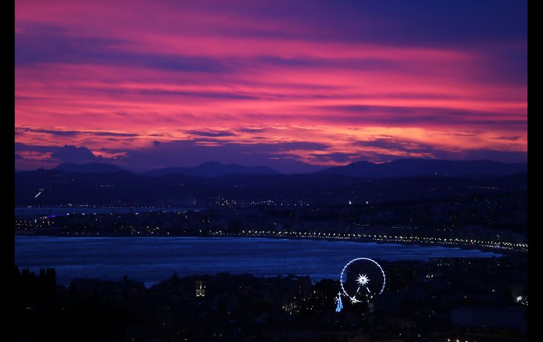 Un colorido atardecer se observa en Niza, Francia, a pesar de los efectos de la tormenta invernal 