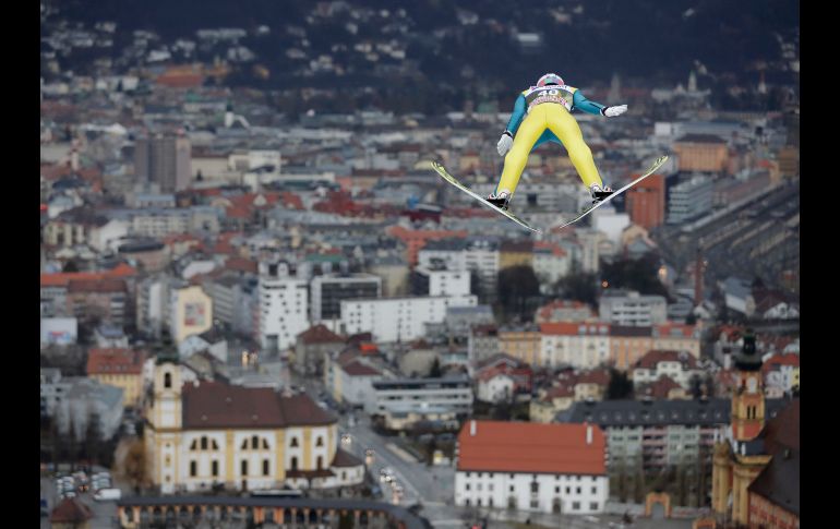 El suizo Gregor Deschwanden participa en la etapa clasificatoria de salto de esquí en el torneo de esquí alpino las Cuatro Montañas en Innsbruck, Austria. AP/M. Schrader