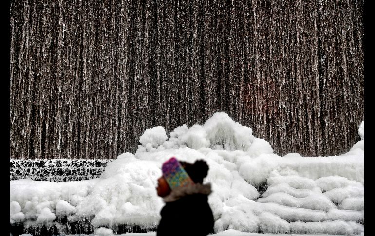 Hielo se apila en una fuente de Atlanta, Estados Unidos. Una ola de frío que afecta gran parte del país arrojó aguanive, lluvia helada y nieve. AP/D. Goldman