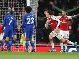 Bellerín (tercero de izquierda a derecha) celebra el gol que le permite al Arsenal rescatar un punto como local. AP/F. Augstein
