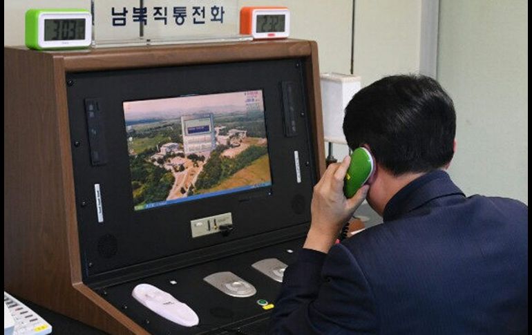 Un funcionario comprueba la línea directa intercoreana instalada en la Zona de Seguridad Conjunta en Panmunjom, Corea del Sur. El régimen norcoreano anunció hoy que reabrirá las líneas de comunicación con Corea del Sur. EFE/ Yonhap