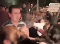 Los inconformes se confrontaron contra algunos simpatizantes de Morena. TWITTER / @ramon_rifado