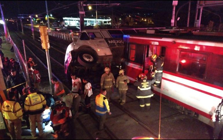 Entre los lesionados hay dos menores de edad. El chofer del autobús escapó. ESPECIAL/Bomberos Guadalajara