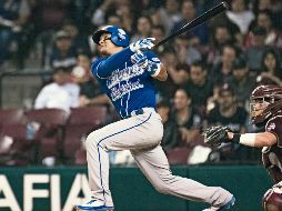 Acción del capitán de Charros, José Manuel “Manny” Rodríguez, durante el segundo juego ante Culiacán, donde la novena jalisciense sacó la victoria e igualó la serie. TWITTER/@charrosbeisbol