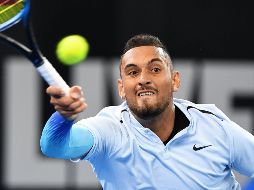 Octavos de final. El australiano Nick Kyrgios regresa una bola a su compatriota Matthew Ebden durante su juego de ayer. EFE