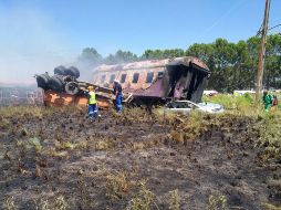 Testigos compartieron en redes sociales fotos de varios vagones del tren descarrilados y envueltos en llamas. TWITTER/@RusselMeiring