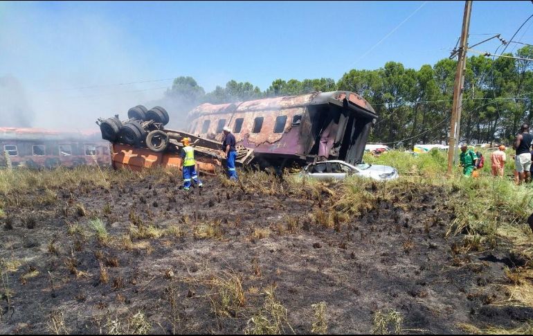 Testigos compartieron en redes sociales fotos de varios vagones del tren descarrilados y envueltos en llamas. TWITTER/@RusselMeiring