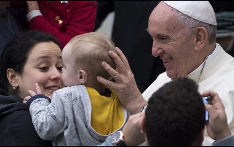 El papa Francisco saluda a los fieles durante la audiencia general del miércoles en el Aula Pablo VI en el Vaticano. EFE/M. Brambatti
