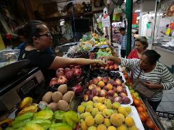 En el mercado de abastos, familias ya empiezan a resentir los incrementos de precios en los alimentos. EL INFORMADOR / F. Atilano