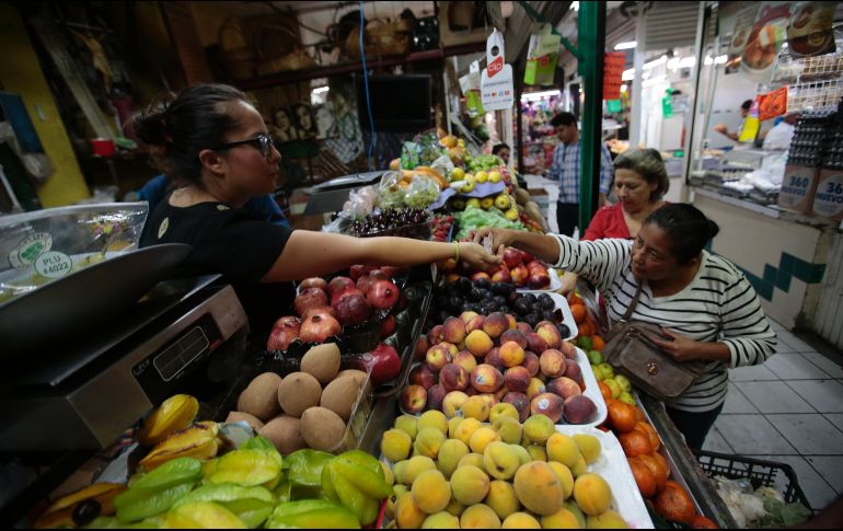 En el mercado de abastos, familias ya empiezan a resentir los incrementos de precios en los alimentos. EL INFORMADOR / F. Atilano