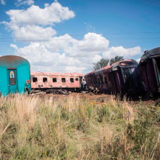 Sube a 14 muertos y 180 heridos por accidente de tren en Sudáfrica