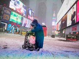 Las autoridades anuncian la cancelación de vuelos con destino u origen en los aeropuertos que sirven a Nueva York; las operaciones están en estado de alerta. AFP / J. Samad