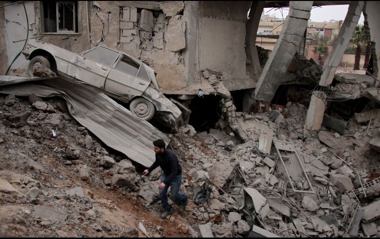 Destrucción tras un bombardeo ayer en la población siria de Misraba, controlada por rebeldes. AFP/H. Al-Ajweh