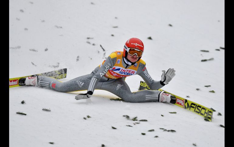 El alemán Richard Freitag cae tras su primer intento en la tercera etapa del evento de Cuatro Montañas de salto de esquí, que se disputa en Innsbruck, Austria. AP/K. Joensson