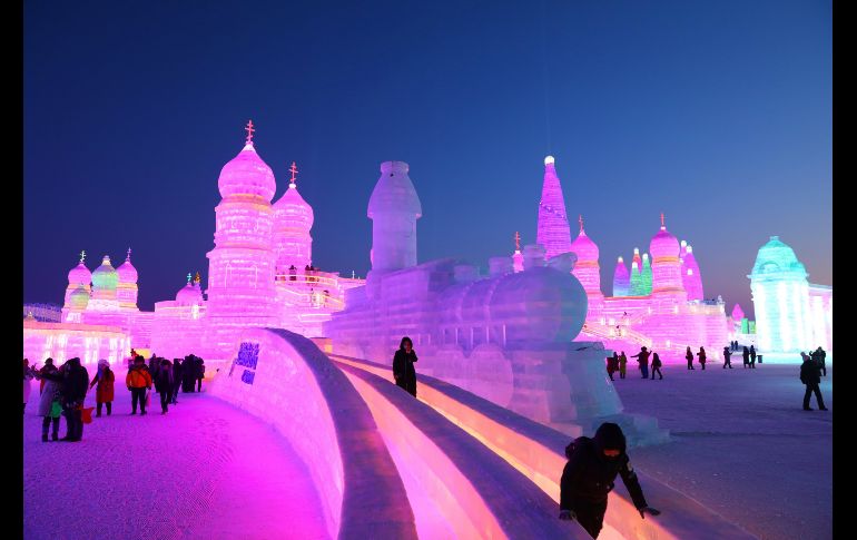 Las instalaciones del 34º Festival Internacional de Hielo y Nieve de Harbin se ven previo al día de su inauguración en Harbin, China. Unos 180 mil metros cúbicos de hielo y 150 mil metros cúbicos de nieve se han utilizado para las esculturas. EFE/ W. Hong