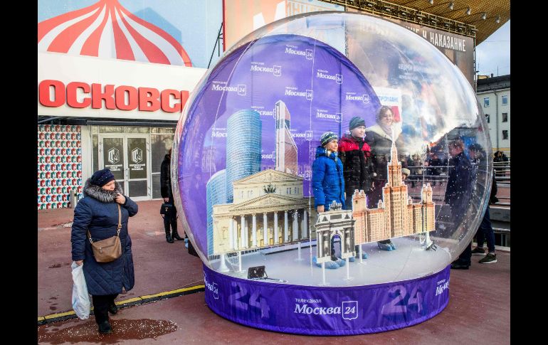 Gente se toma fotos en una bola de cristal con el tema de la capital rusa, ubicada en el centro de Moscú. AFP/M. Antonov