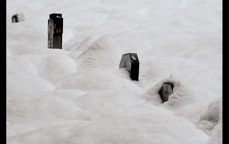 Tumbas están cubiertas de nieve en el cementerio de Saint- Martin-de-Belleville, en los Alpes franceses. La zona está en alerta máxima por avalanchas tras el paso de la tormenta 
