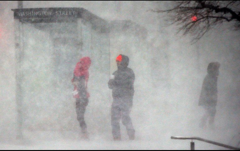 Una caminata entre la nieve en Boston, Massachusetts. Boston y partes de los estados de Maine y Nueva York han tenido o pueden esperar fuertes ráfagas de viento de 80 a 128 km/h y hasta 7.6 cm de nieve por hora.