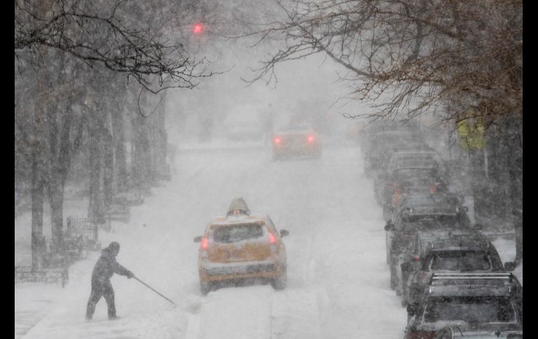Un hombre retira nieve en Manhattan, en Nueva York. Se espera que la ciudad recibirá en total hasta 25 cm de nieve y ráfagas de viento de hasta 80 km/h, según el servicio nacional meteorológico.