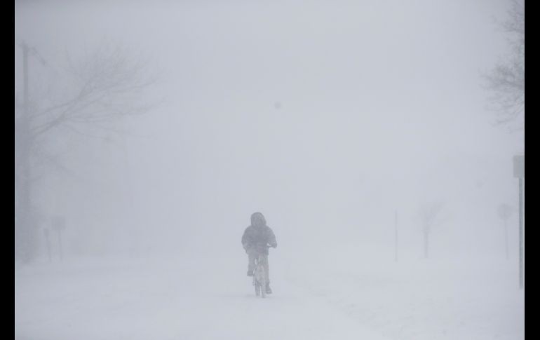 Un hombre anda en bicicleta durante una tormenta invernal en Wall Township, Nueva Jersey.