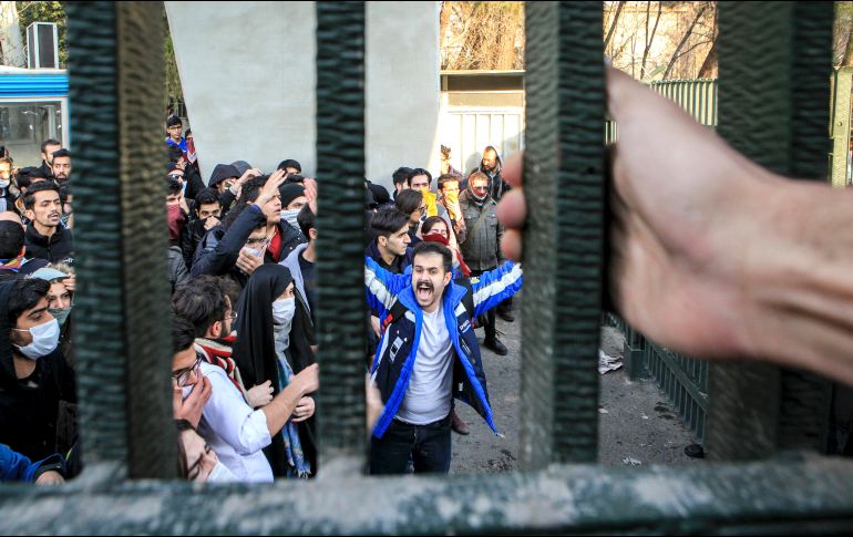 Miles de iraníes se han manifestado para protestar contra la corrupción dejando hasta ahora al menos 23 muertos y más de mil detenidos. AP/