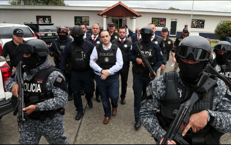 Borge mientras es escoltado por agentes de la Policía Nacional de Panamá antes de ser extraditado a México. EFE/Cancillería Panamá