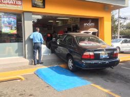 Al parecer la conductora al intentar estacionarse pisó el acelerador en lugar del freno, provocando el accidente. ESPECIAL/ Bomberos de Zapopan