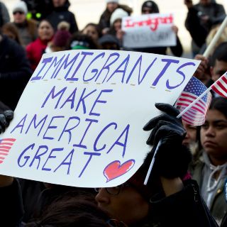 Policía de San Antonio arresta a "coyote" y libera a inmigrantes