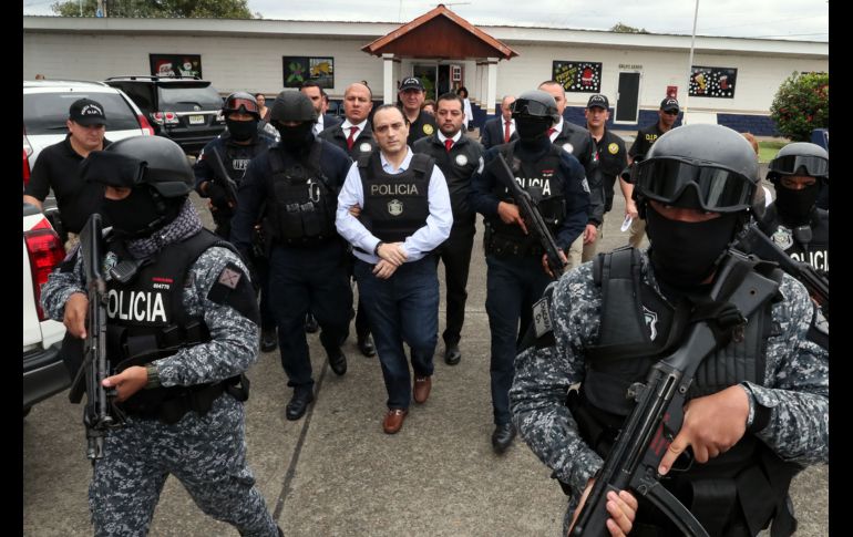 El ex gobernador es escoltado por agentes de la Policía Nacional de Panamá. Borge es reclamado por la justicia de México por cargos de peculado, desempeño irregular de la función pública y aprovechamiento ilícito de poder.
