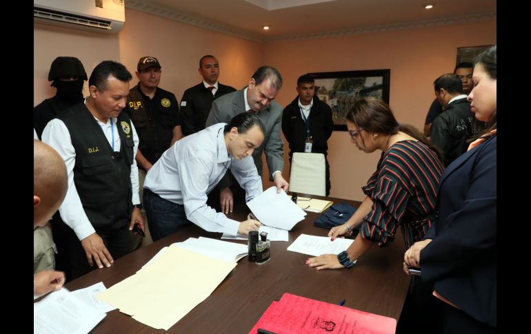 Borge junto a su abogado Carlos Carrillo (d) en la firma de documentos de las autoridades mexicanas en Ciudad de Panamá.