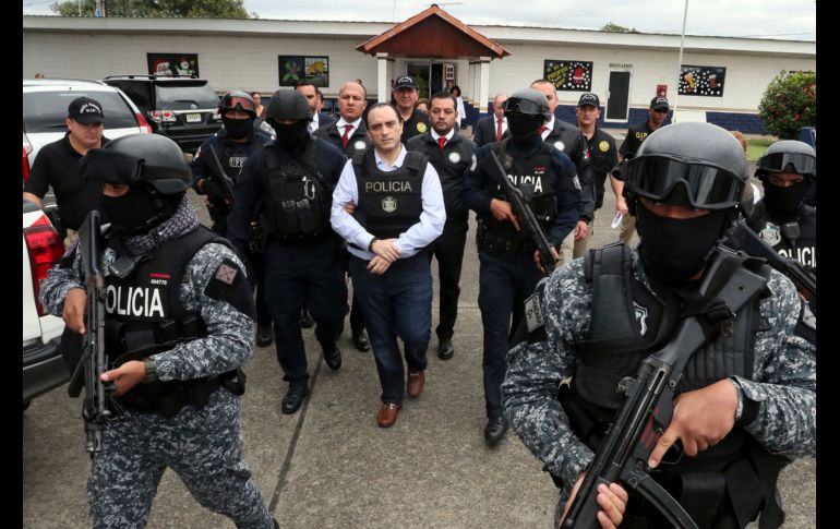 El ex gobernador de Quintana, Roo Roberto Borge (c), es escoltado por agentes de la Policía Nacional de Panamá, en Ciudad de Panamá para ser entregado en extradición a México. AP/Cancillería de Panamá