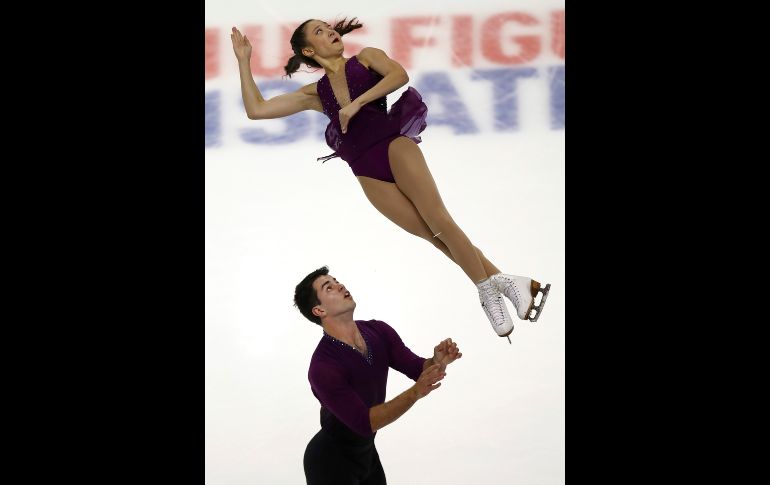 Chelsea Liu y Brian Johnson presentan su programa corto en el campeonato de patinaje artístico de Estados Unidos, que se compite en San José. AP/B. Margot