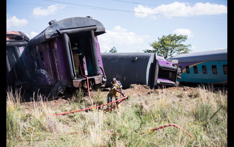 Vagones volteados tras un accidente en Kroonstad, Sudáfrica. Un tren de pasajeros chocó contra un camión, provocando la muerte de 18 personas y heridas a más de 260. AFP/W. De Wet