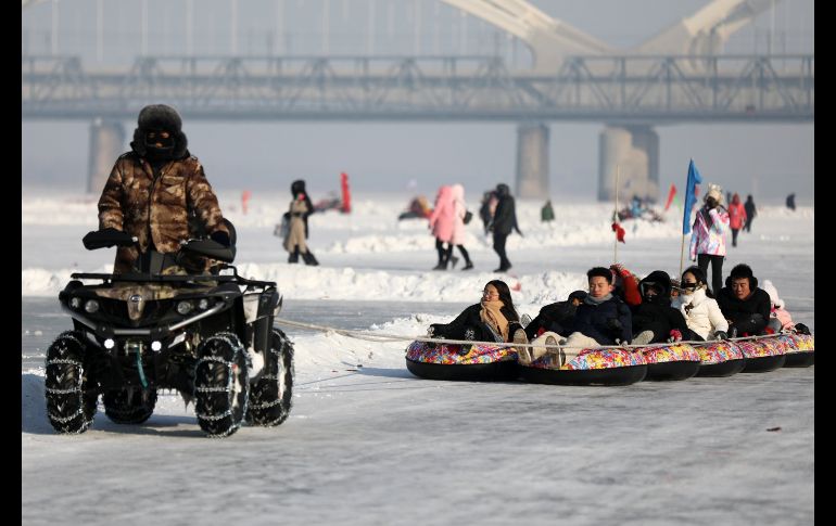 La ciudad de Harbin tiene un clima gélido. Varias personas cruzan en unas colchonetas el río helado de Songhua.