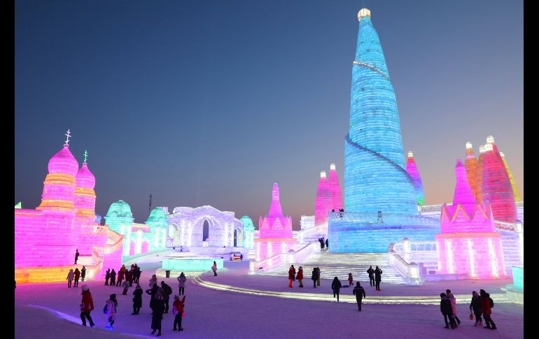 Personas asisten al Mundo de Hielo y Nieve, parte del Festival de Hielo y Nieve de Harbin, en la ciudad china de Harbin.