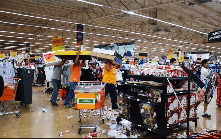 Los saqueos coincidieron con bloqueos y protestas contra el alza en el precio de la gasolina,  irrumpieron en supermercados y plazas comerciales. SUN / ARCHIVO