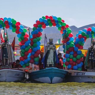 Los Reyes Magos navegan por Cajititlán