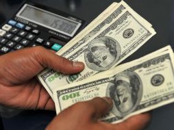Prevén que el tipo de cambio cotice entre 19.20 y 19.40 pesos por dólar en cotizaciones interbancarias a la venta. AFP / ARCHIVO