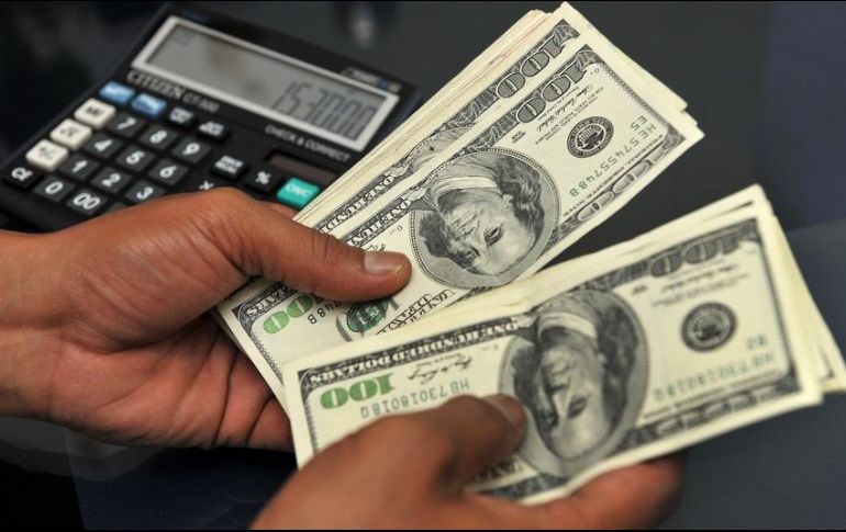Prevén que el tipo de cambio cotice entre 19.20 y 19.40 pesos por dólar en cotizaciones interbancarias a la venta. AFP / ARCHIVO