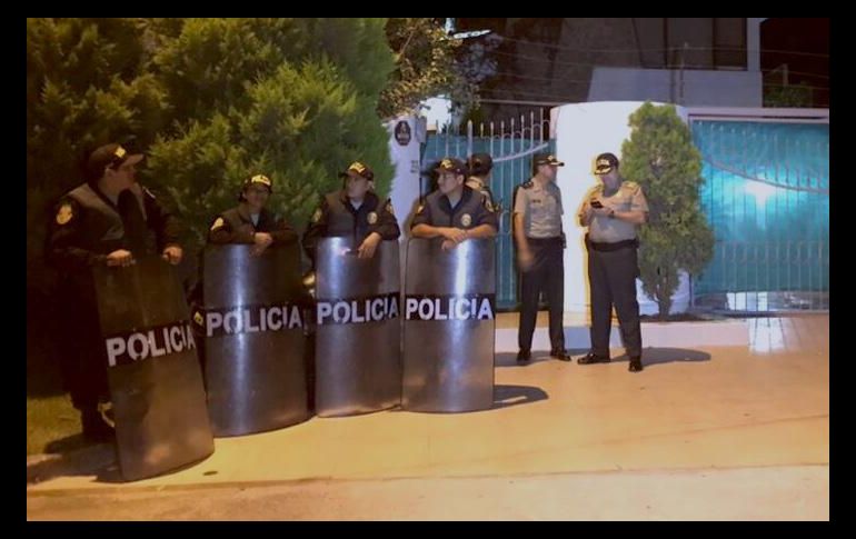 El condominio fue resguardado por un contingente policial ante la presencia de manifestantes. AFP / M. Pinas