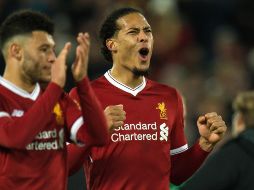 Van Dijk (D), el defensa más caro de la historia, celebra el segundo gol del Liverpool. EFE/P. Powell