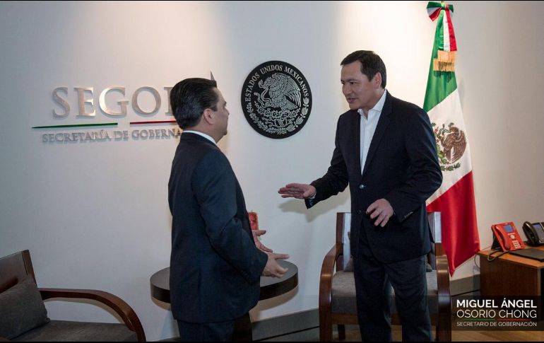En la sede de la Segob ambos políticos analizaron las dificultades recientes que han enfrentado integrantes del Sol Azteca. TWITTER / @osoriochong