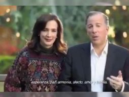 En los mensajes el priista emite un mensaje de año nuevo junto con su esposa Juana Cuevas. YOUTUBE / SaitanCovers Becker